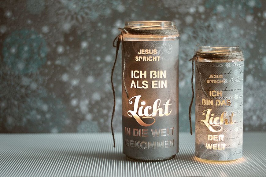 Zwei Laternen mit Text - Copyright: N. Schwarz © GemeindebriefDruckerei.de