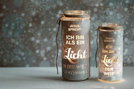 Zwei Laternen mit Text - Copyright: N. Schwarz © GemeindebriefDruckerei.de