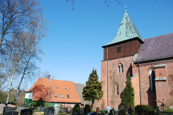 Kirche und Pastorat in Krummesse - Copyright: Pastorin Friederike Schwetasch