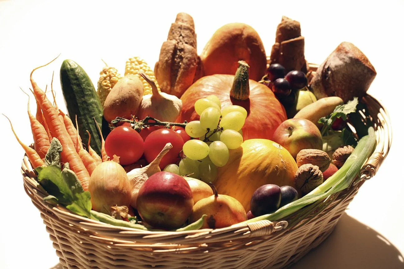 Weidenkorb gefüllt mit Obst und Gemüse