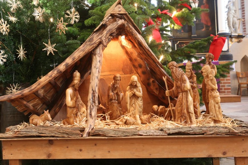 Krippe vor dem Christbaum im Altarraum - Copyright: Barbara Wagner