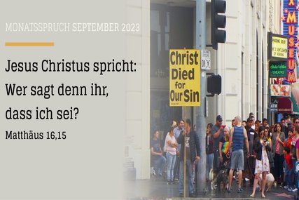Menschen stehen auf einer Straßenecke und einer hält ein gelbes Schild hoch - Copyright: Grafik: © GemeindebriefDruckerei, © 2016 Deutsche Bibelges., Stuttgart