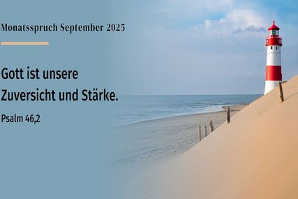 Leuchtturm mit roten und weißen Farben auf Sanddünen am Strand - Copyright: N. Schwarz © GemeindebriefDruckerei.de