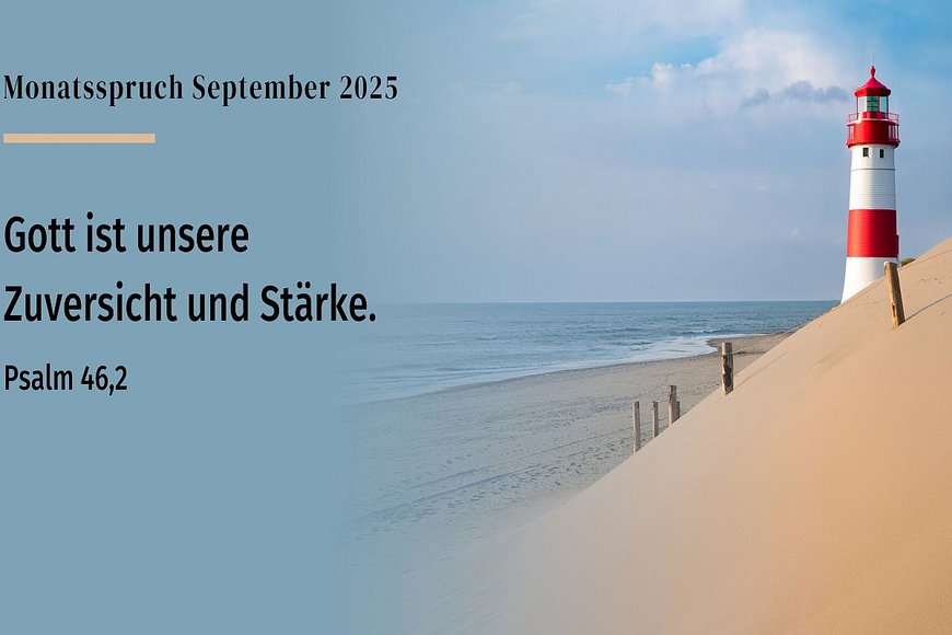 Leuchtturm mit roten und weißen Farben auf Sanddünen am Strand - Copyright: N. Schwarz © GemeindebriefDruckerei.de