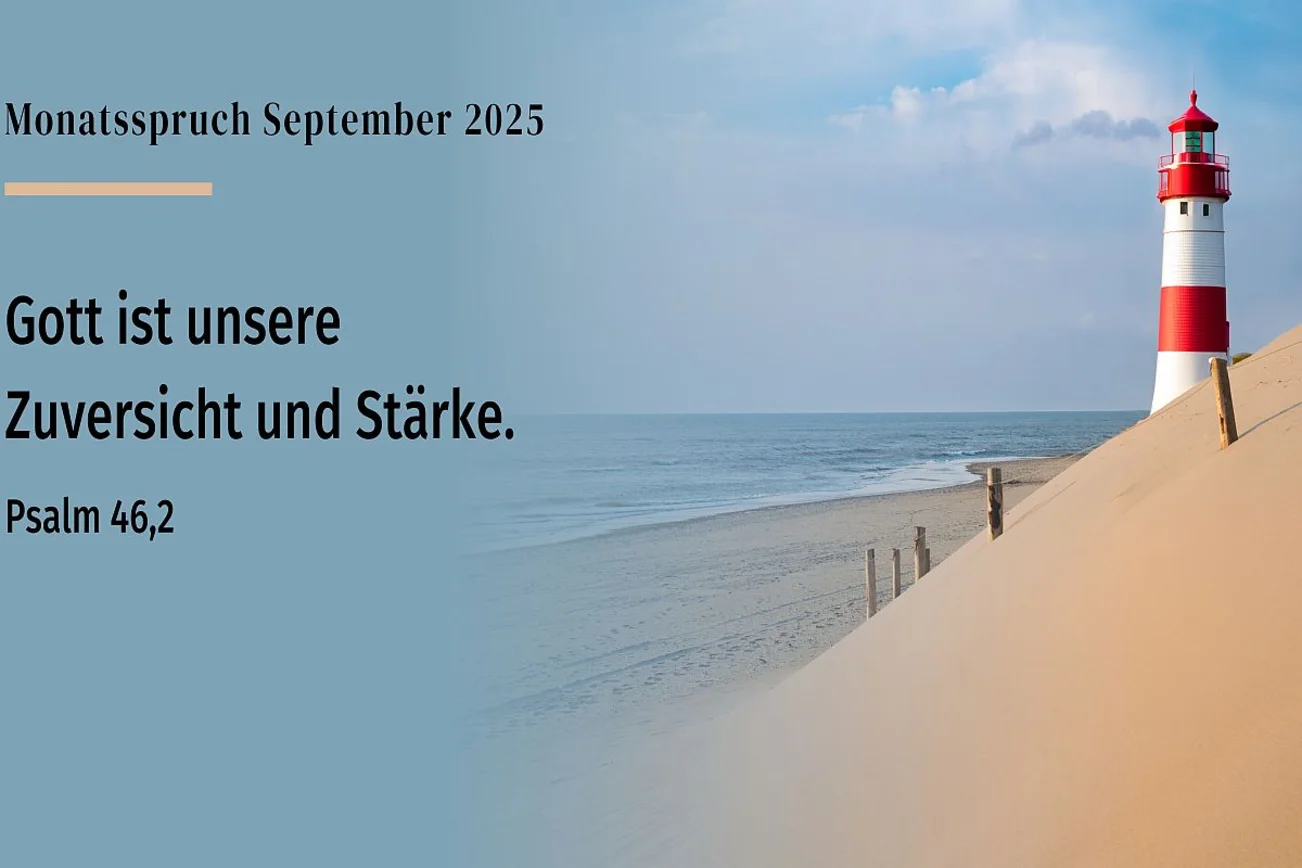 Leuchtturm mit roten und weißen Farben auf Sanddünen am Strand