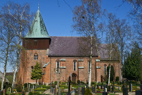 Außenansicht der St.-Johannis-Kirche in Krummesse, von der Seite