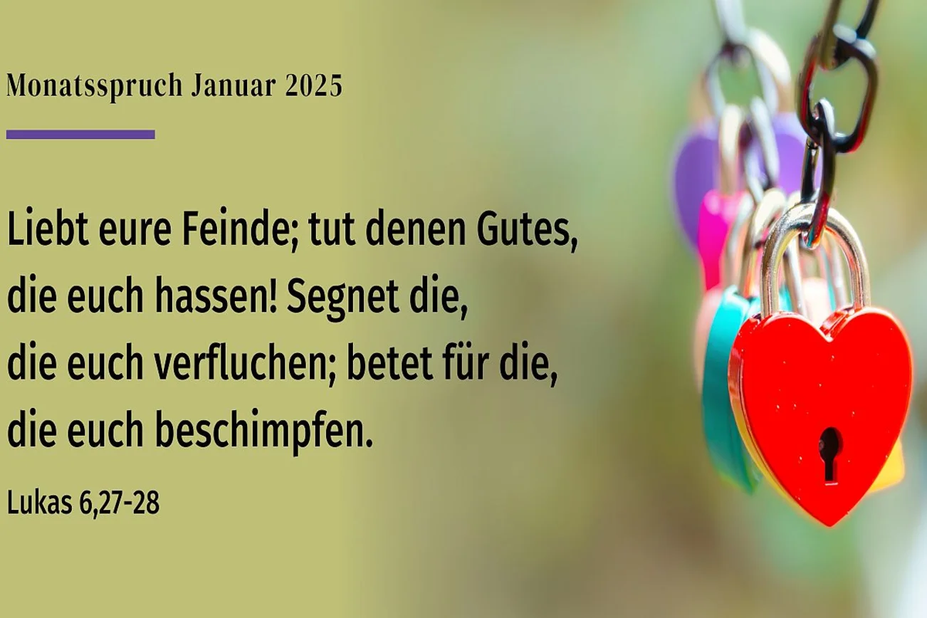 Eine Kette mit bunten Vorhängeschlössern