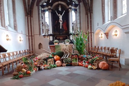 Altarraum in der St. Johanniskirche mit vielen, verschiedenen Erntegaben - Copyright: Barbara Wagner