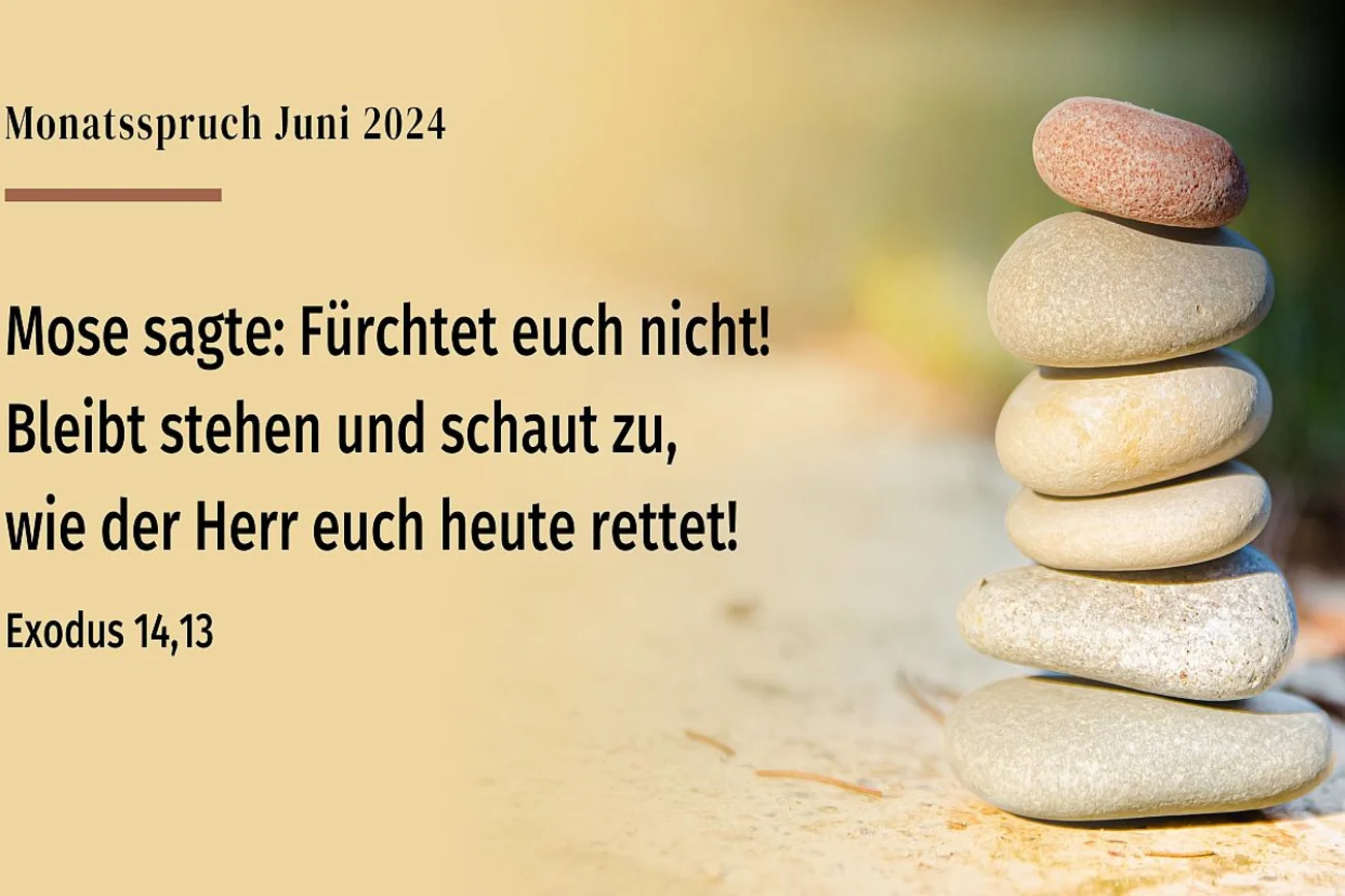 Aufgetürmte Steine mit Bibeltextstelle Excodus 14, 13