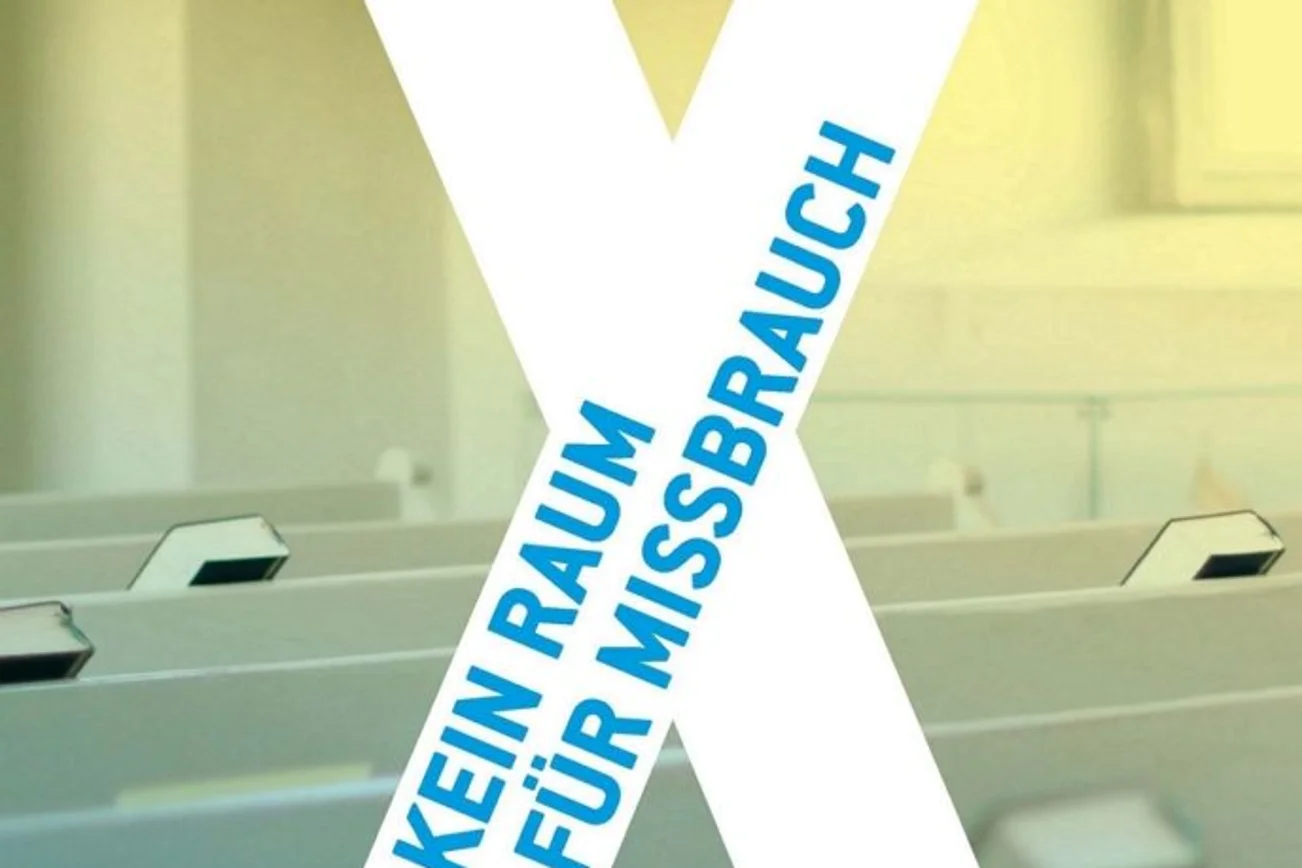 Weißes X auf Kirchenbänken mit blauer Schrift Kein Raum für Missbrauche