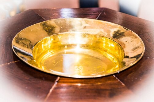 Goldenes Taufbecken