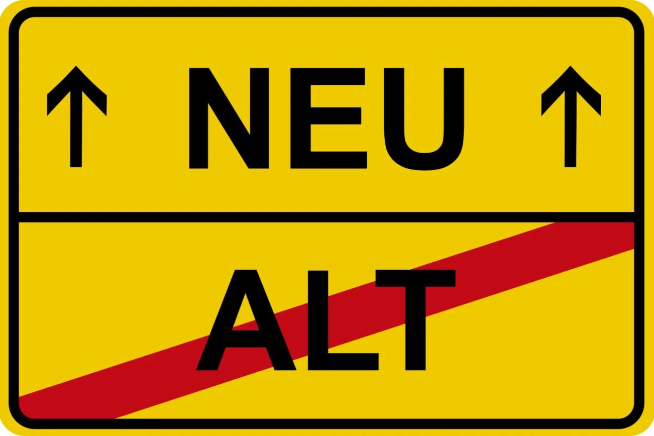 Gelbes Verkehrsschild. Untern das vor Alt mit rot durchgestrichen und oben das Wort NEU mit Pfeilen nach oben.