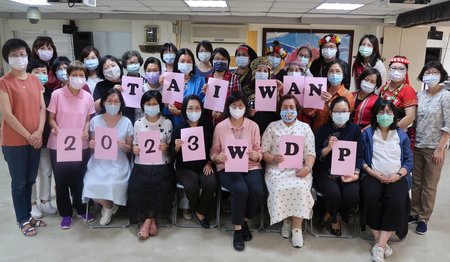 Frauenkomitee Taiwan halten Schilder hoch auf den steht, Taiwan 2023 WDP
