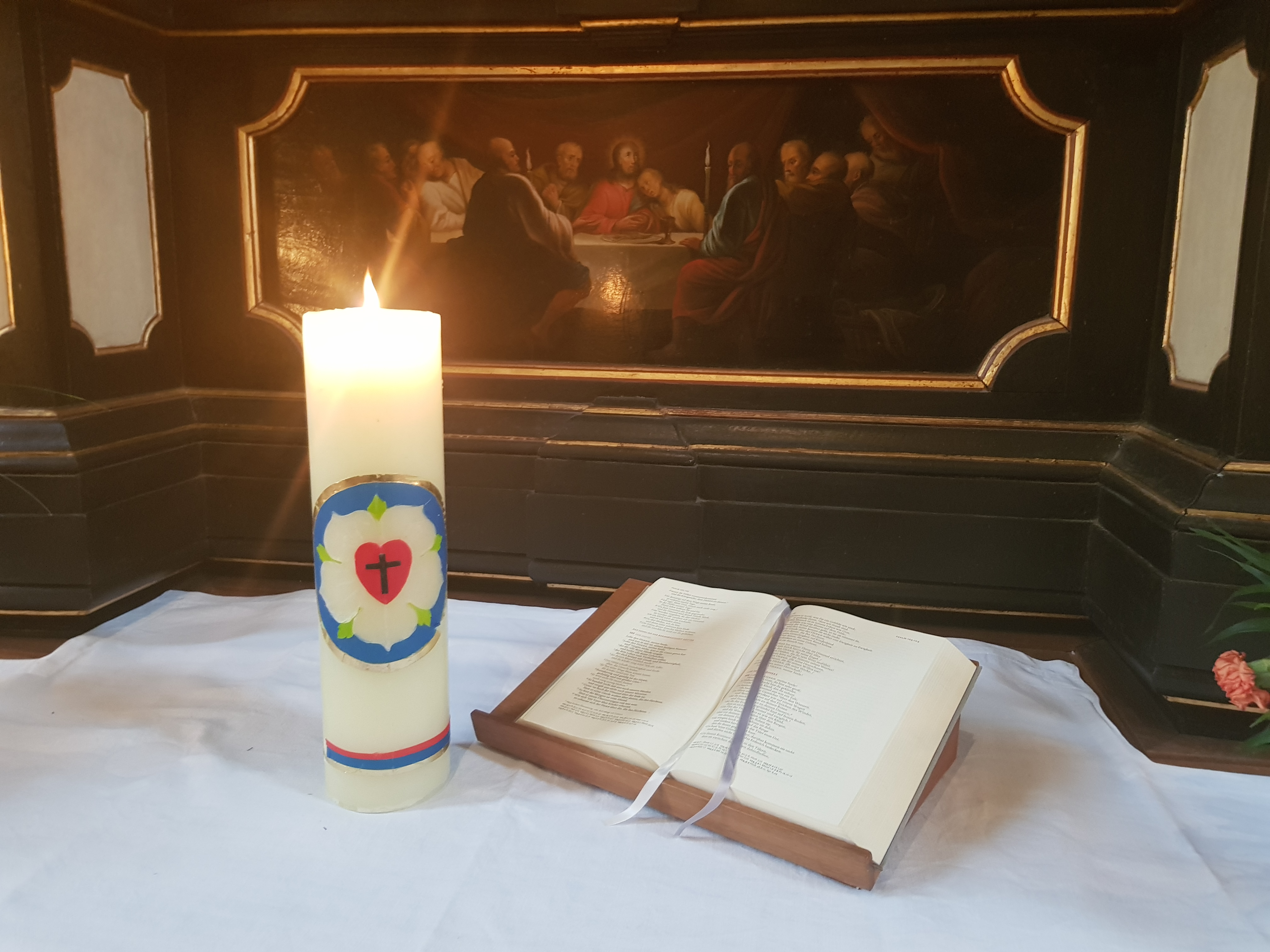 Osterkerze auf dem Altar mit Bibel