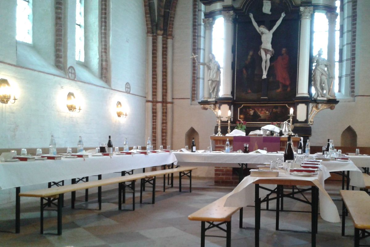 Gedeckte Tische und Bänke im Altarraum der St. Johanniskirche zu Krummesse