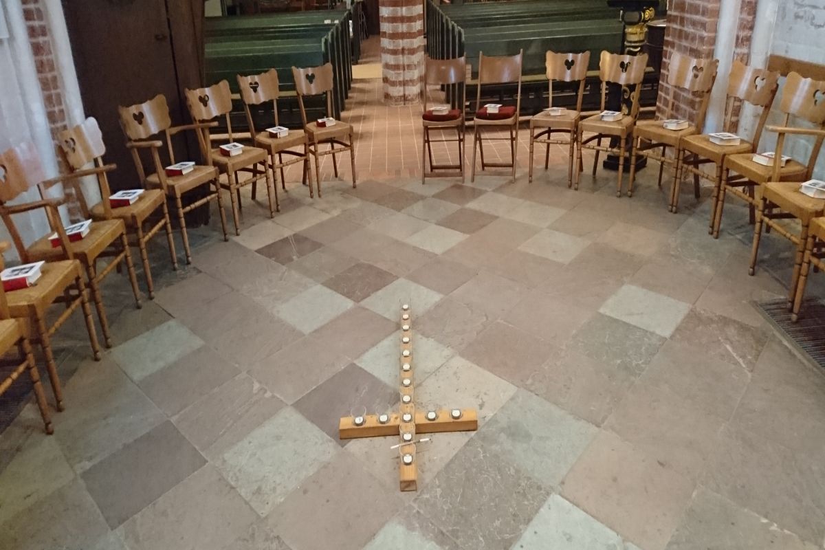 Stuhlkreis im Altarraum der St. Johanniskirche