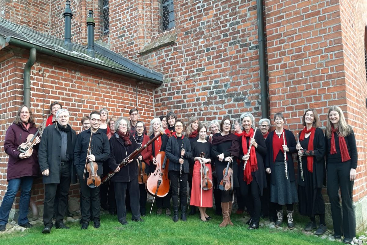Orchester“ Vielharmusikum“  vor einem Kirchengebäude
