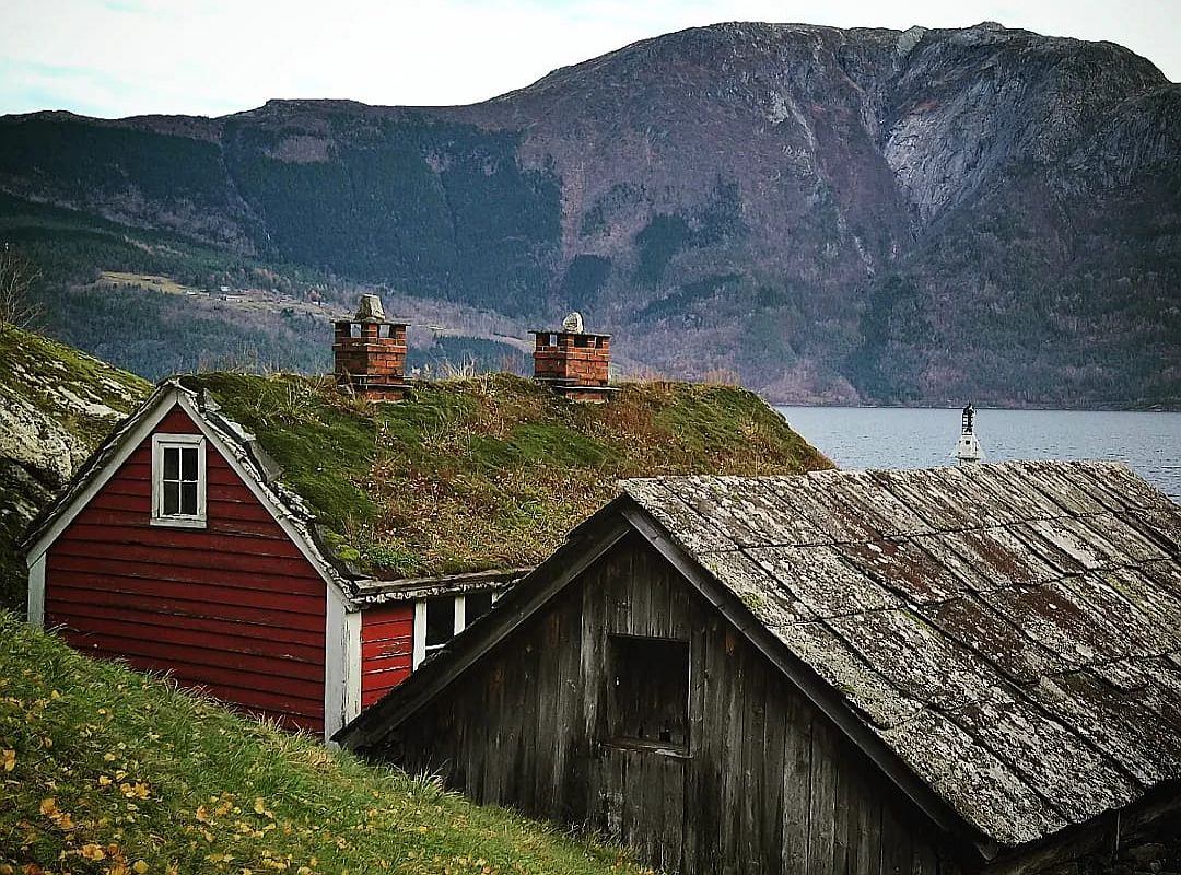 Zwei Häuser am Fjord
