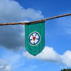 Grüne Fahne der Krummesser Pfadfinder mit dem REGP Logo 