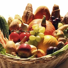 Weidenkorb gefüllt mit Obst und Gemüse