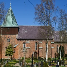 Außenansicht der St.-Johannis-Kirche in Krummesse, von der Seite