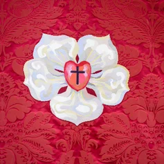 Luherrose auf rotem Stoff