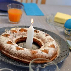 Bunter Eier und runder Kuchen mit Kerze