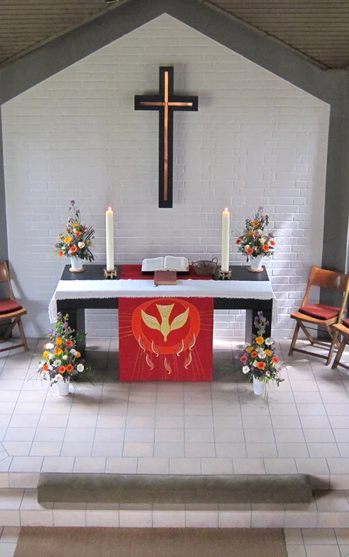 Altarbereich der Adventskapelle Kronsforde