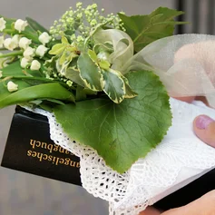 Gesangbuch, Maiglöckchen und Taschentuch